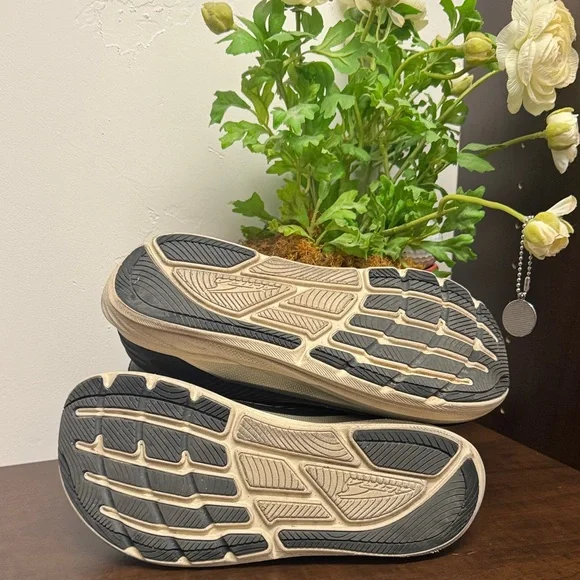 Altra Black and Cream Athletic Shoes - Picture 3 of 5